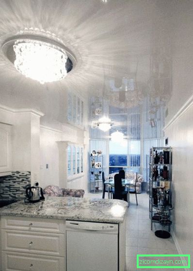 Fehér, fényes feszített mennyezet a konyhában-гостиной