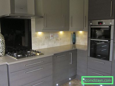 modern-szürke-konyha-szekrénys-with-glossy-black-backsplash-and-little-side-corner-lamps-also-plain-szürke-konyha-szekrénys-one-of-the-most-popular-trends-in-kitchen-design