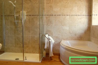belső-fürdőszoba-elefántcsont-üvegszál-sarokkáddal elhelyezett-on-világosbarna színű laminált padló-fa--in-világosbarna színű márvány-fürdőszoba-fal-panel-sarok-kádak-for-kis fürdőszoba